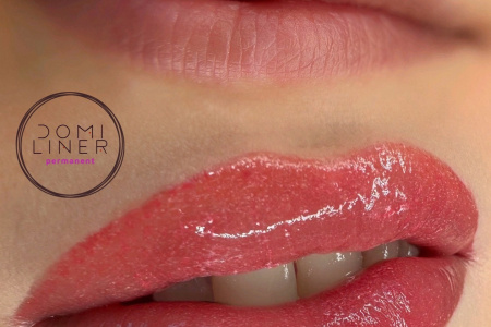 Zvýraznite svoju prirodzenú krásu s naším jemným permanentným makeupom pier! 💋 Dokonalé kontúry a žiarivá farba, ktoré vydržia – pre sebavedomie každý deň.